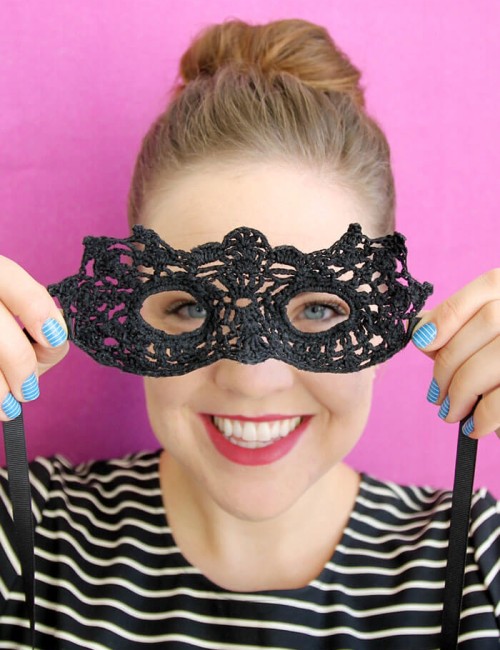 lacy DIY masquerade mask - free crochet pattern and tutorial