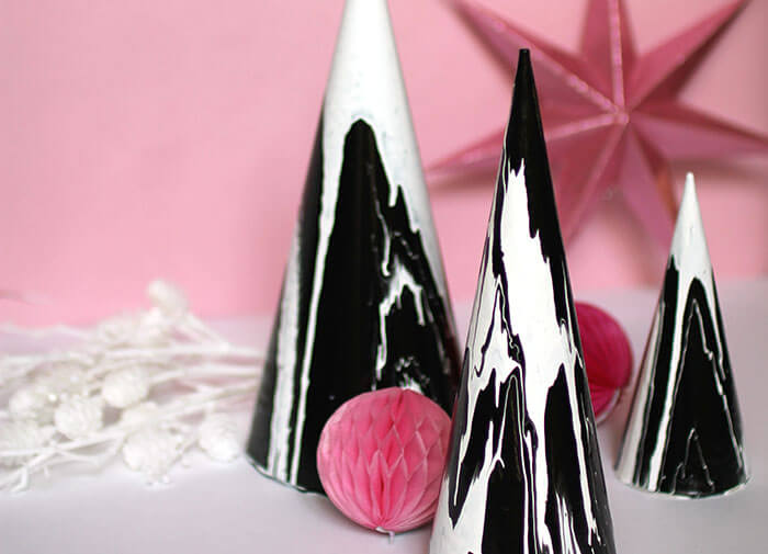 DIY glossy marbled trees or cones - super cool drip paint technique. Modern Christmas decoration