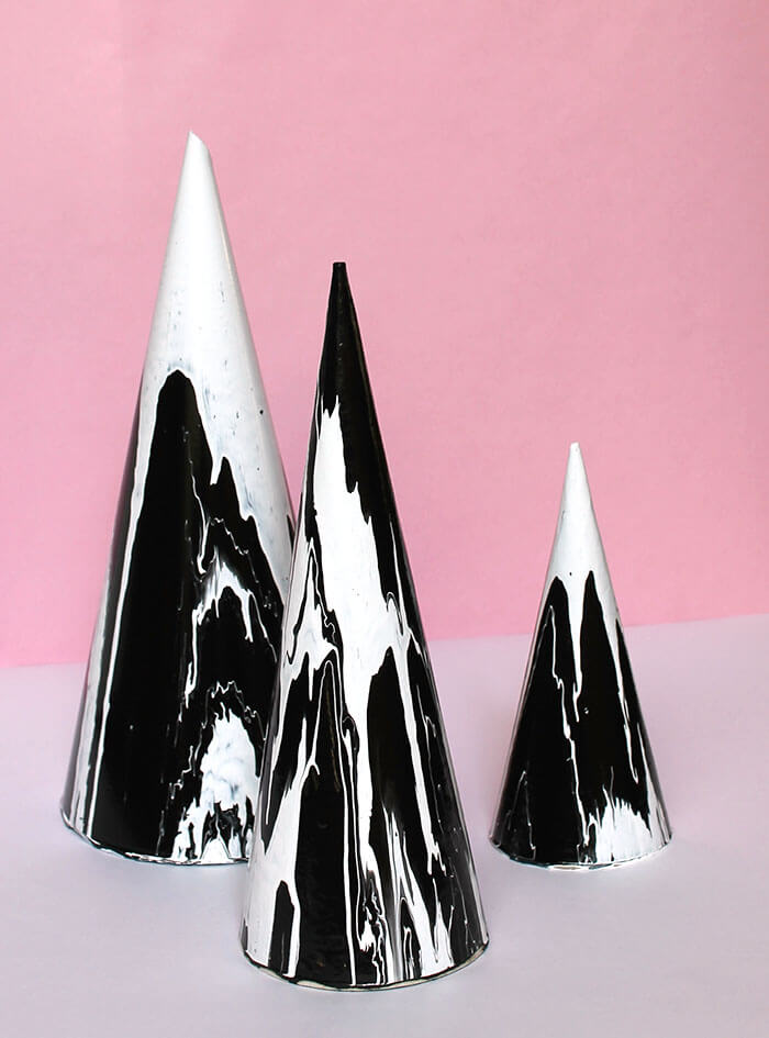 DIY glossy marbled trees or cones - super cool drip paint technique. Modern Christmas decoration