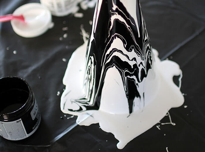 DIY glossy marbled trees or cones - super cool drip paint technique. Modern Christmas decoration