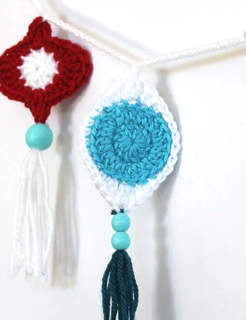 make your own cute crocheted retro Christmas ornament garland - free pattern
