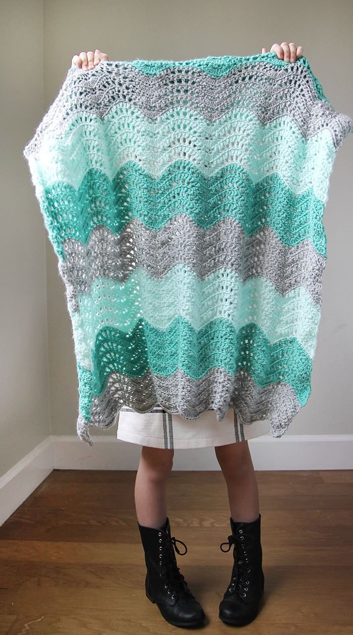 feather-and-fan-baby-blanket-4