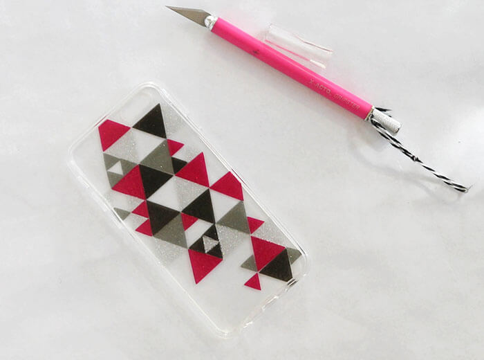 DIY transparent glitter phone case - easily add some glitter flair to a clear phone case 