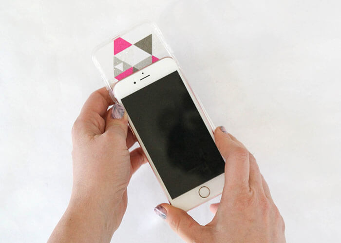 DIY transparent glitter phone case - easily add some glitter flair to a clear phone case 