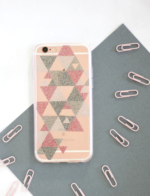DIY transparent glitter phone case - easily add some glitter flair to a clear phone case