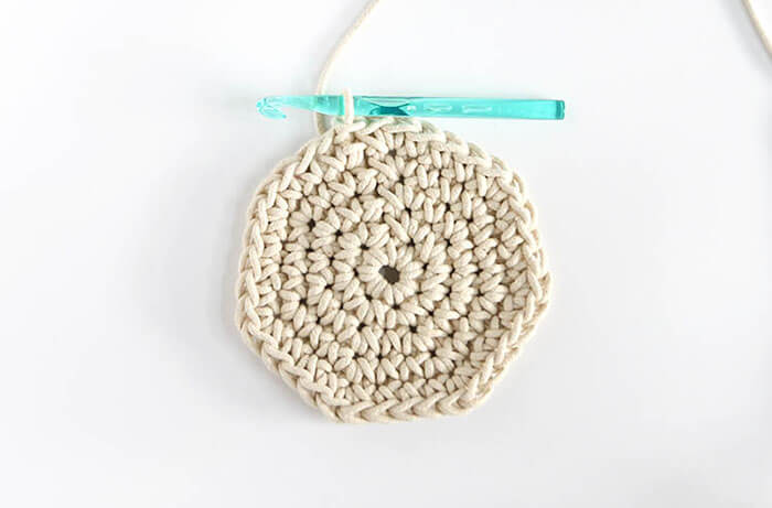 Make your own little baskets perfect for storing odds and ends. They have a pretty, subtle colorblocking effect. Free Crochet Pattern.