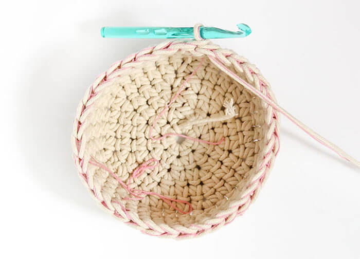 Make your own color block crochet baskets perfect for storing odds and ends. Free Crochet Pattern.