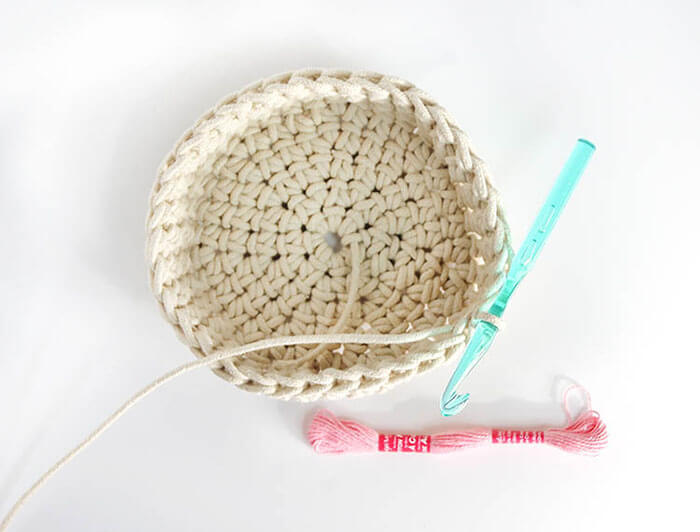 Make your own color block crochet baskets perfect for storing odds and ends. Free Crochet Pattern.