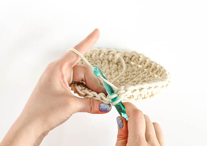 Make your own color block crochet baskets perfect for storing odds and ends. Free Crochet Pattern.