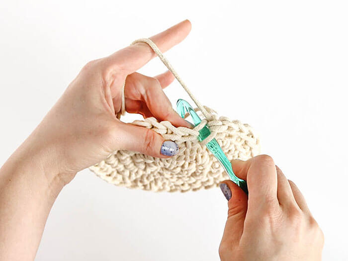 Make your own little baskets perfect for storing odds and ends. They have a pretty, subtle colorblocking effect. Free Crochet Pattern.