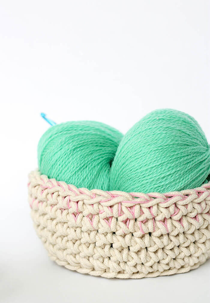 Make your own color block crochet baskets perfect for storing odds and ends. Free Crochet Pattern.