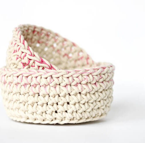 Make your own little baskets perfect for storing odds and ends. They have a pretty, subtle colorblocking effect. Free Crochet Pattern.