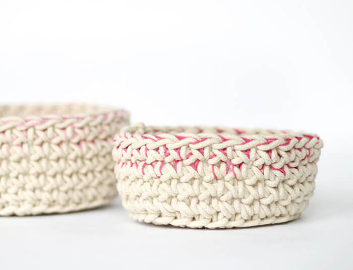 Make your own color block crochet baskets perfect for storing odds and ends. Free Crochet Pattern.