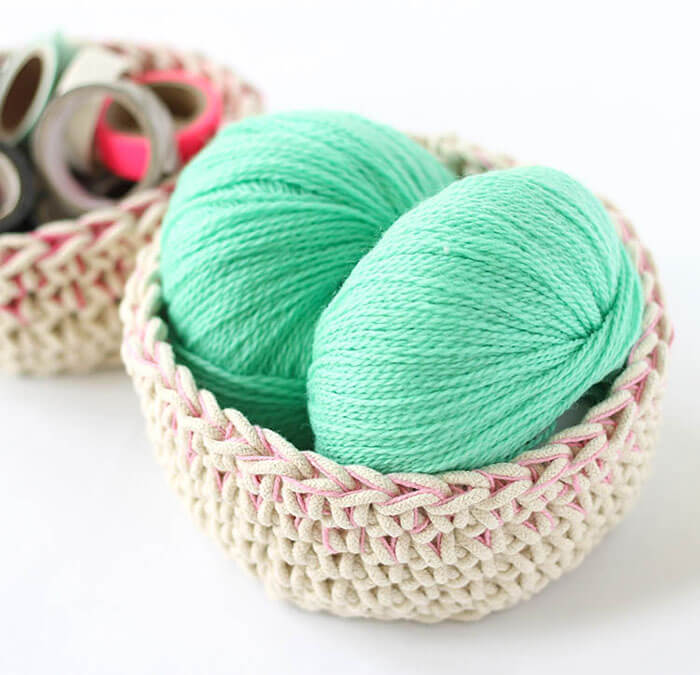Make your own color block crochet baskets perfect for storing odds and ends. Free Crochet Pattern.