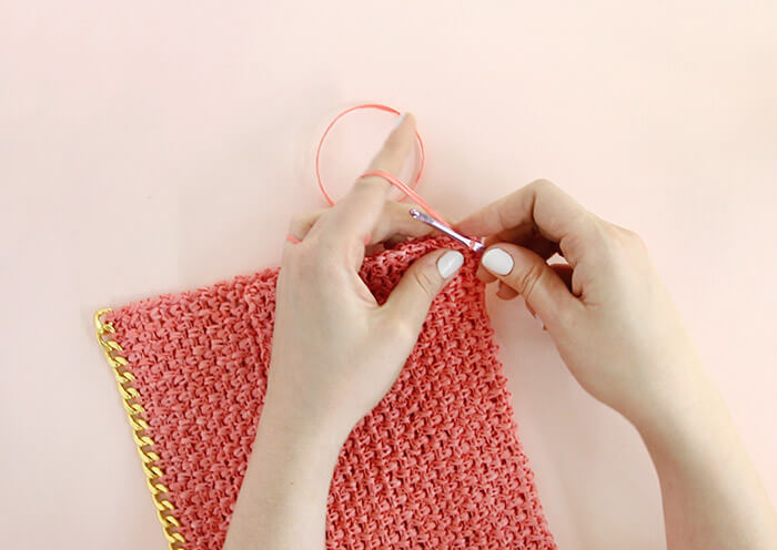 Chain Edge Raffia Crochet Clutch Pattern - love the gold chain detail