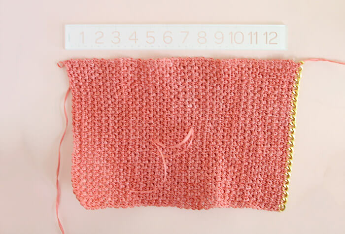Chain Edge Raffia Crochet Clutch Pattern - love the gold chain detail