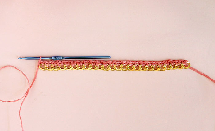 Chain Edge Raffia Crochet Clutch Pattern - love the gold chain detail