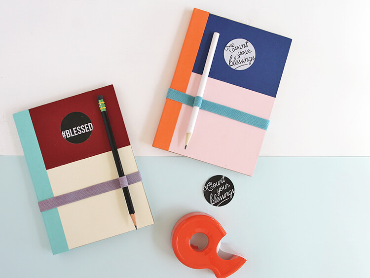 DIY gratitude journal - cute color blocking, free printable label, and instructions for making an elastic band/pen holder