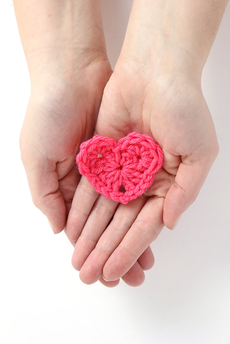 how to crochet a heart - free heart pattern 