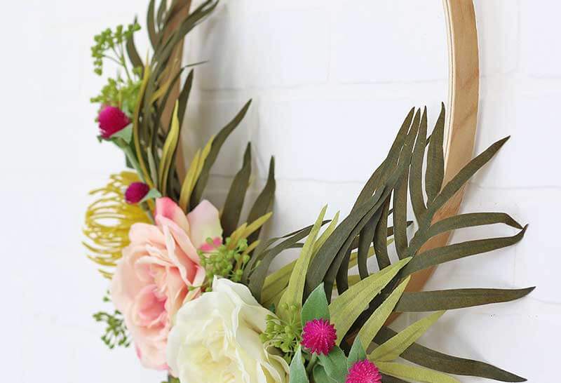 modern spring wreath detail