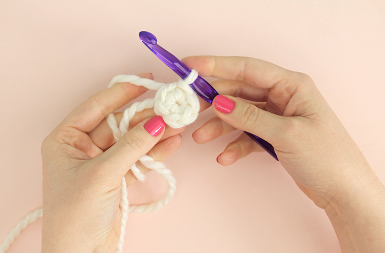how to crochet flowers - simple flower pattern round 1
