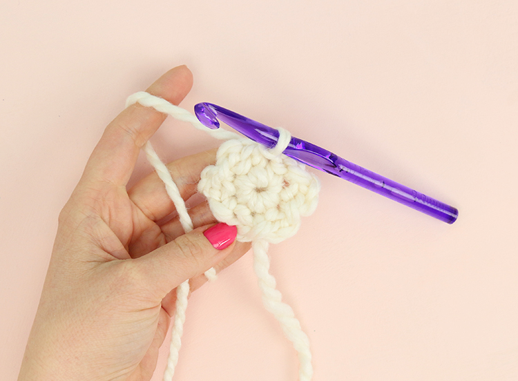 how to crochet flowers - simple flower pattern round 2